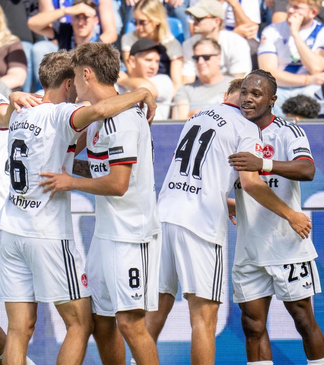 Nürnbergs Offensivspieler Mohamed Alì Zoma jubelt zusammen mit seinen Teamkollegen nach seinem Treffer zum 1:0 gegen den Karlsruher SC