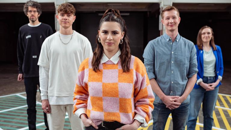 Salwa Houmsi mit Gästen. Halbtotal.