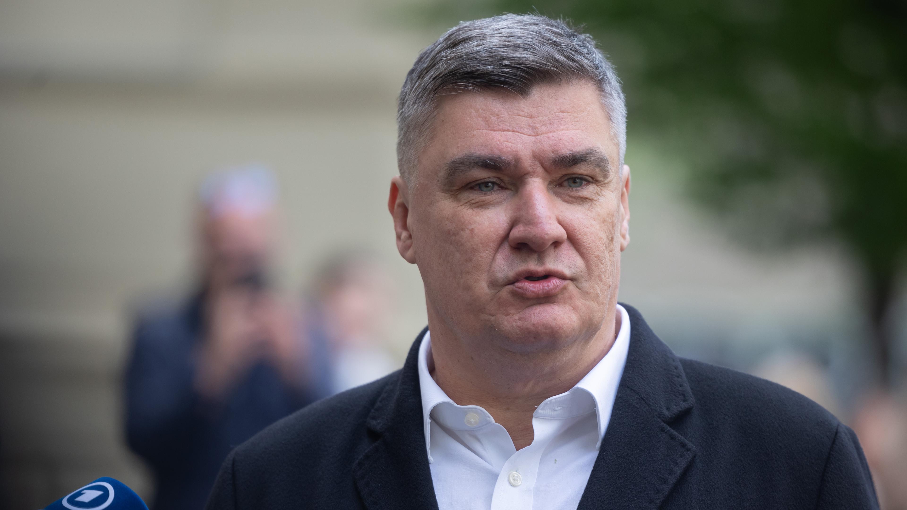 Der kroatische Präsident Zoran Milanovic spricht mit den Medien nach der Stimmabgabe bei den Parlamentswahlen in Zagreb, Kroatien, am 17.04.2024.