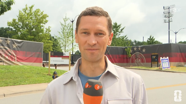 Florian Zschiedrich vor dem DFB-Quartier in Winston-Salem