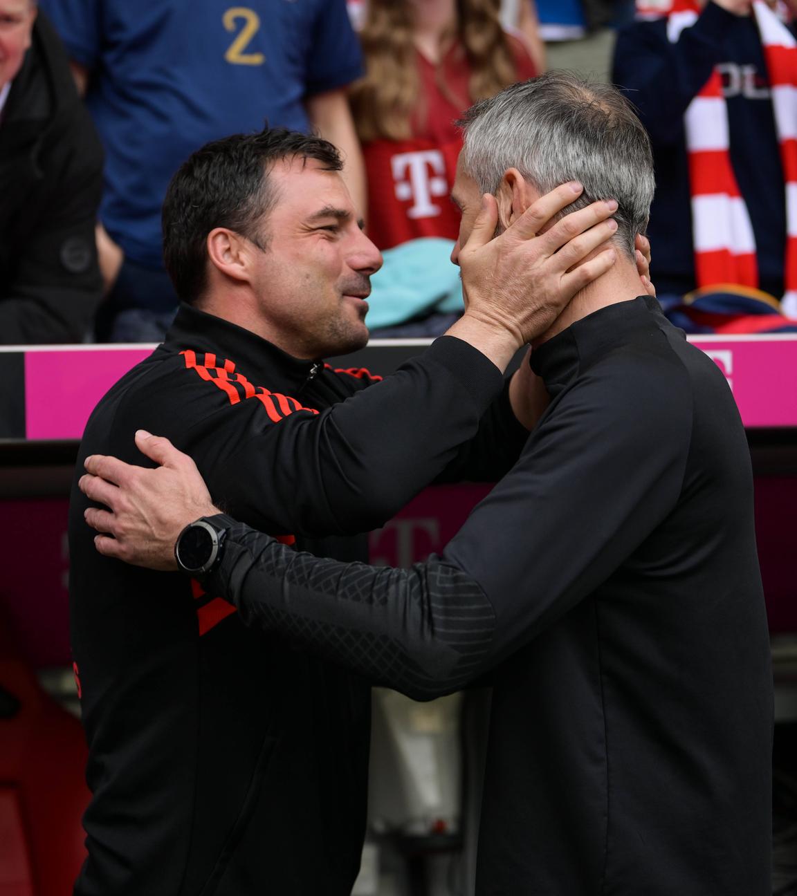 Co-Trainer des FC Bayern München Zsolt Löw begrüßt herzt Trainer von RB Leipzig Marco Rose