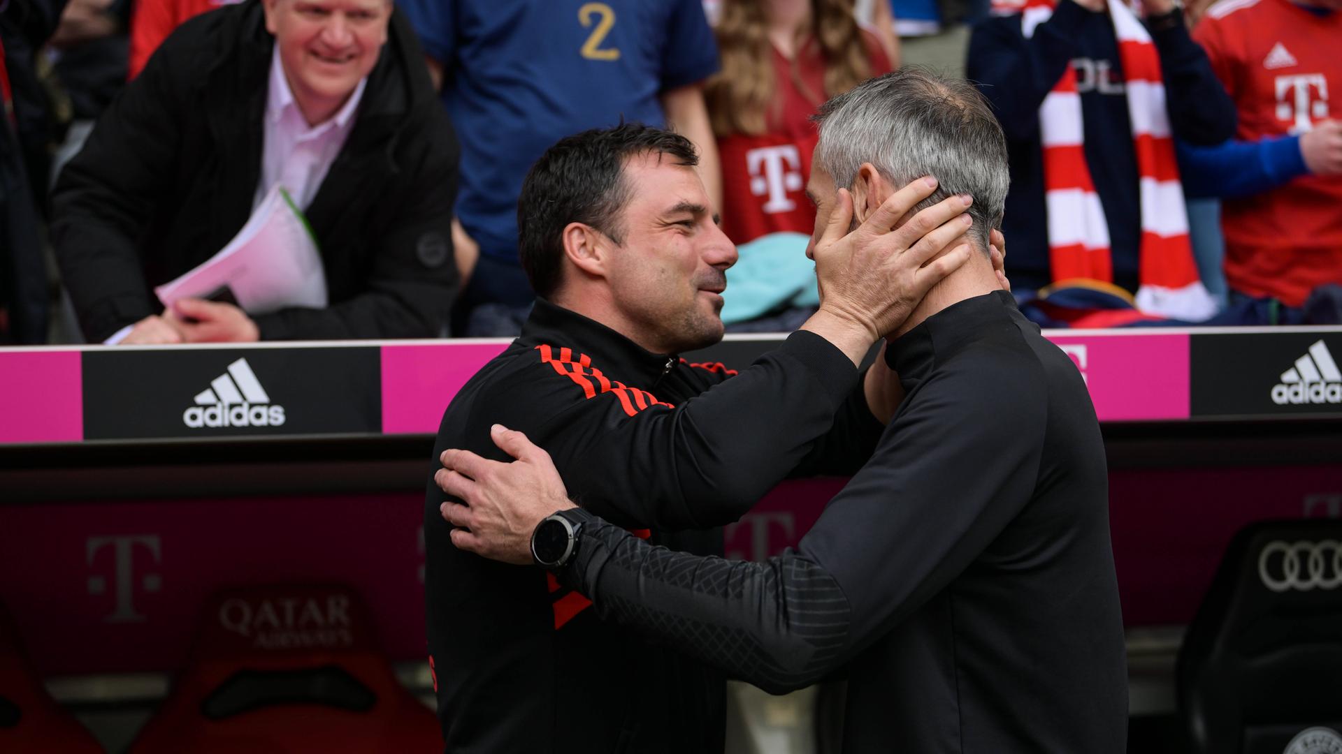 Co-Trainer des FC Bayern München Zsolt Löw begrüßt herzt Trainer von RB Leipzig Marco Rose