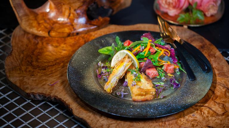 Zucchini-Cordon bleu im Linsenmantel mit Wildkräutersalat