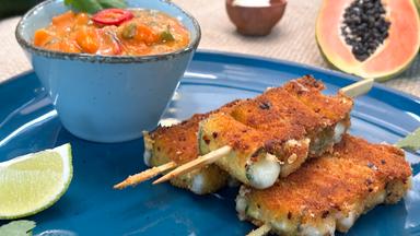 Zucchini-Käse-Spieße mit Papaya-Chili-Dip