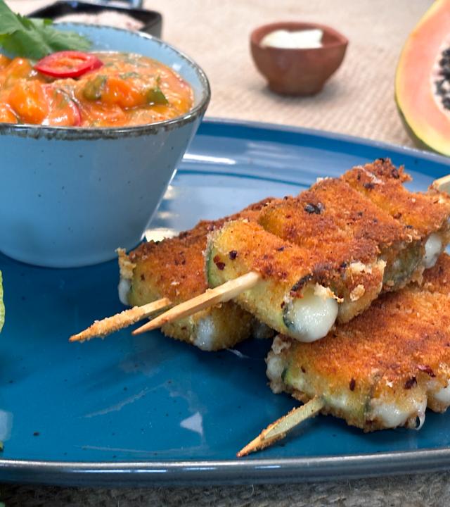 Zucchini-Käse-Spieße mit Papaya-Chili-Dip