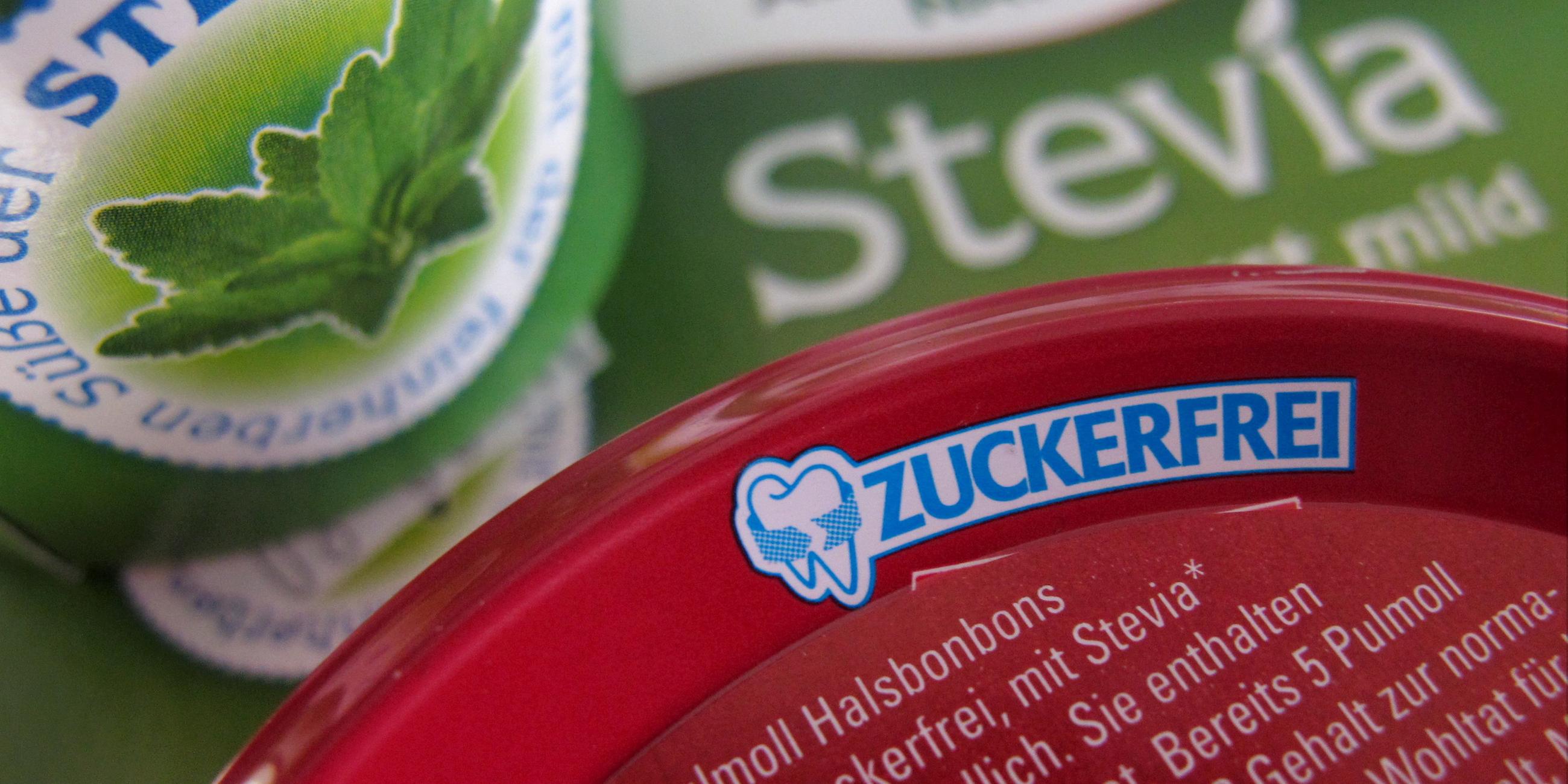 Mehrere Produkte, die mit Stevia gesüßt wurden.