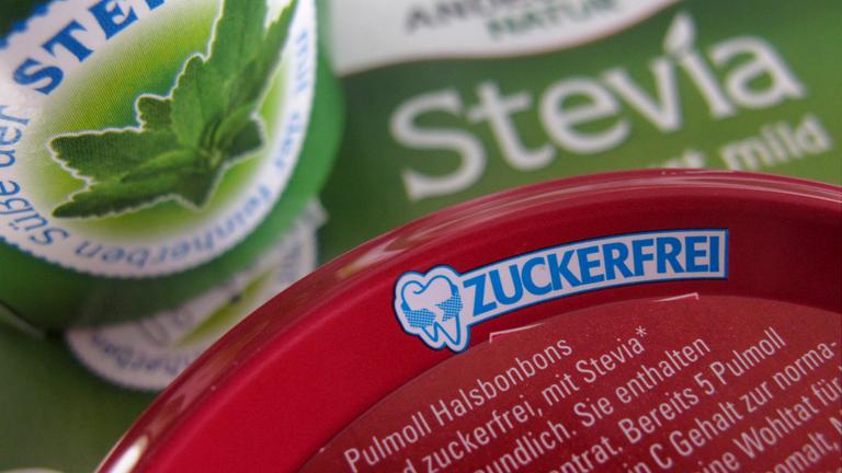 Mehrere Produkte, die mit Stevia gesüßt wurden.
