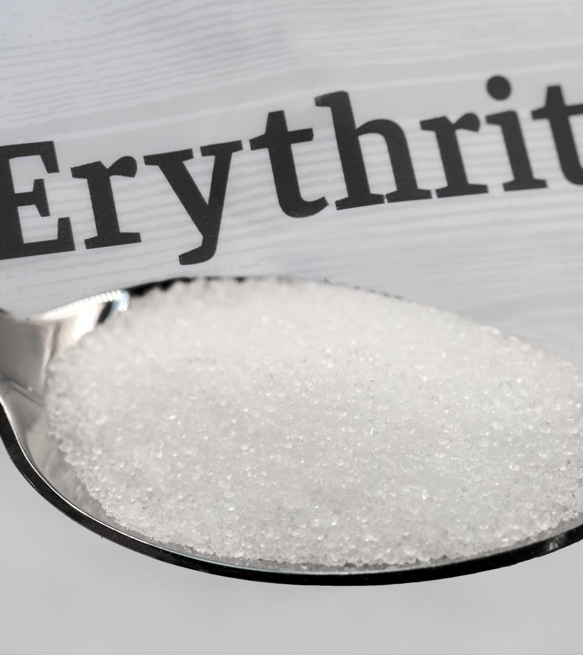 Ein Löffel mit dem weißen, kristalinen Zuckerersatzstoff Erythrit.