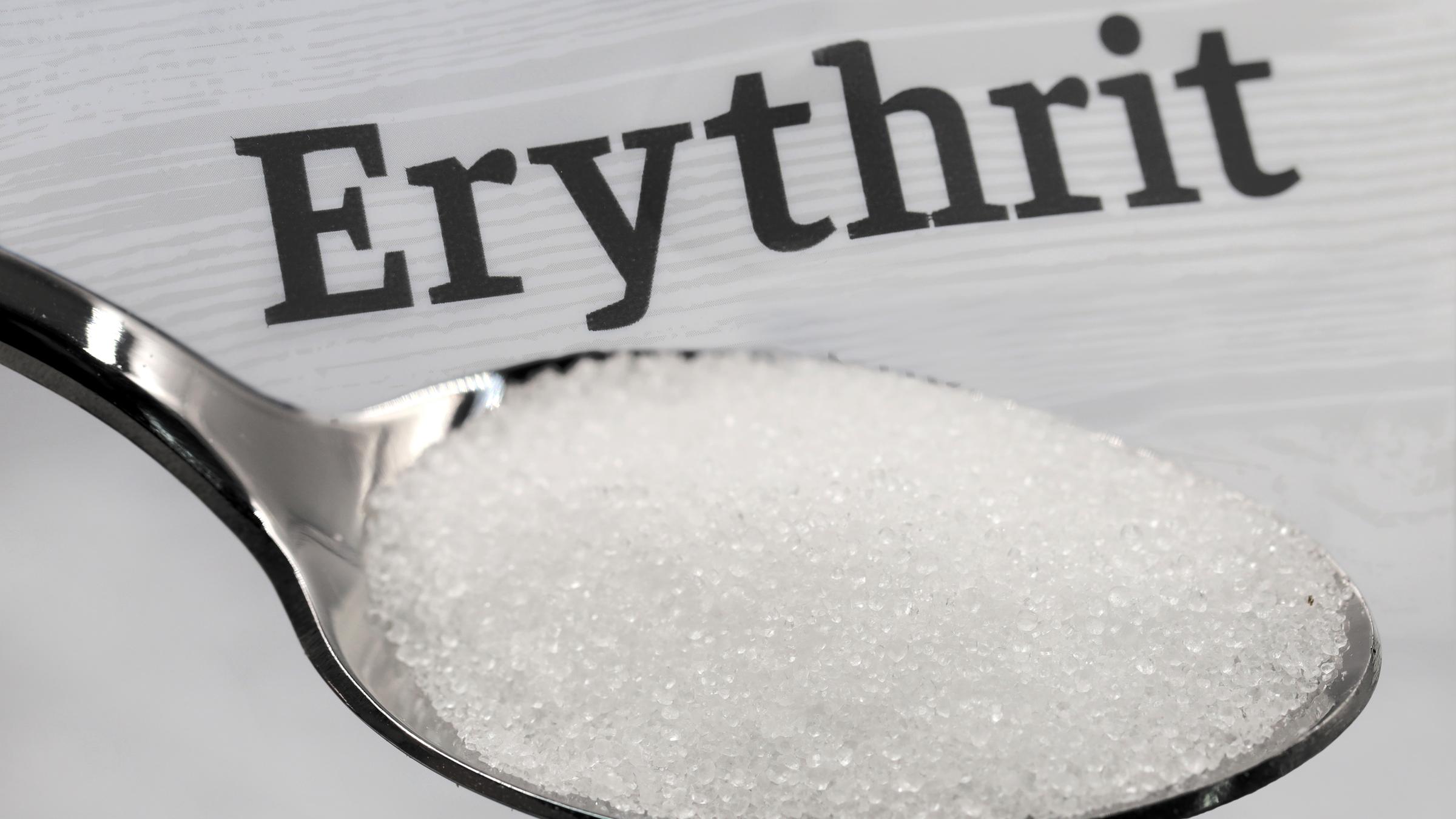 Ein Löffel mit dem weißen, kristalinen Zuckerersatzstoff Erythrit.