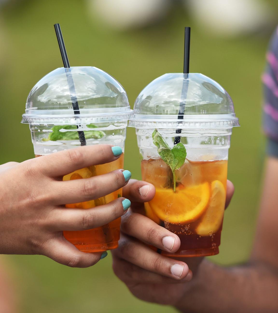 Symbolbild: Zwei Jugendliche halten Eistee in den Händen