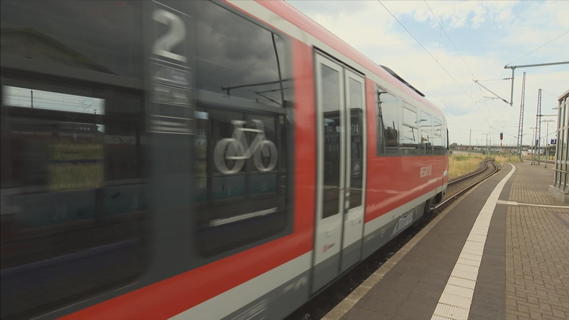 Auf dem Bild ist ein Zug zu sehen, der das Gleis verlässt.