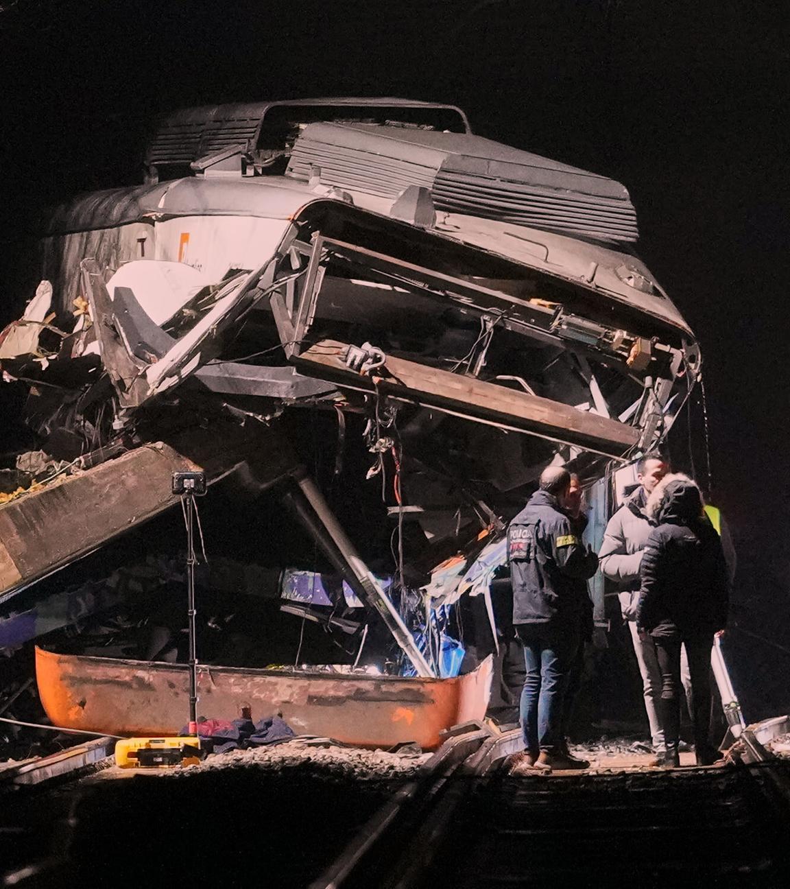 Einsatzkräfte arbeiten am Ort der Entgleisung eines Pendlerzuges in Gelida, Spanien.