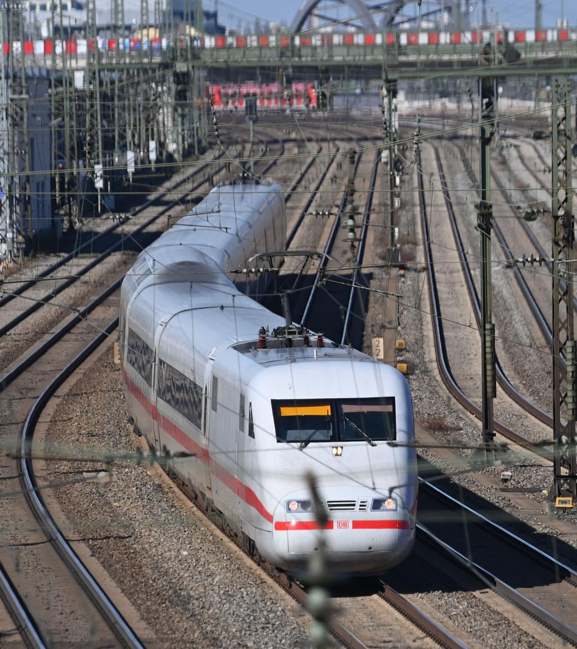 ICE der Bahn am Hauptbahnhof in Muenchen.