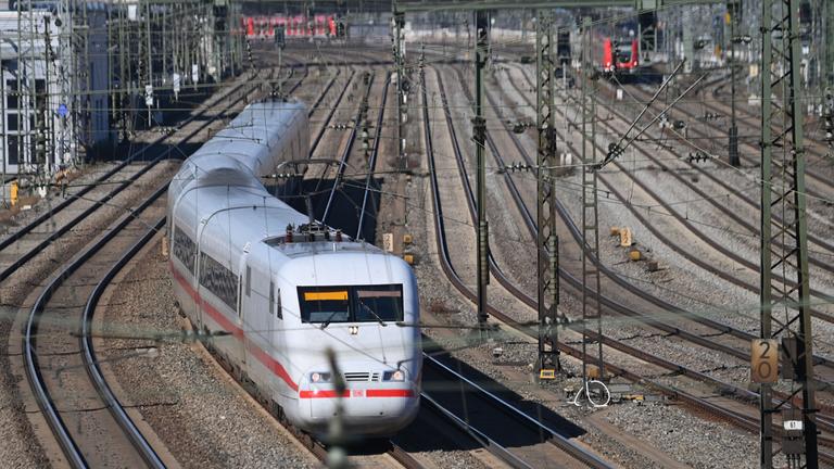 ICE der Bahn am Hauptbahnhof in Muenchen.