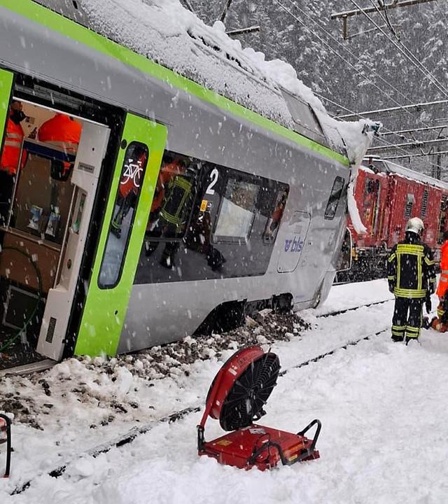 Ein entgleister Personenzug des Bahnunternehmens BLS zwischen Goppenstein und Hohtenn im Schneetreiben.