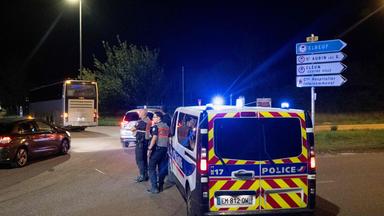 Polizeibeamte beteiligen sich mit ihrem Fahrzeug an der Straßensperrung, nachdem ein Zug mit 180 Passagieren entgleist ist, wobei rund 20 Menschen verletzt wurden.