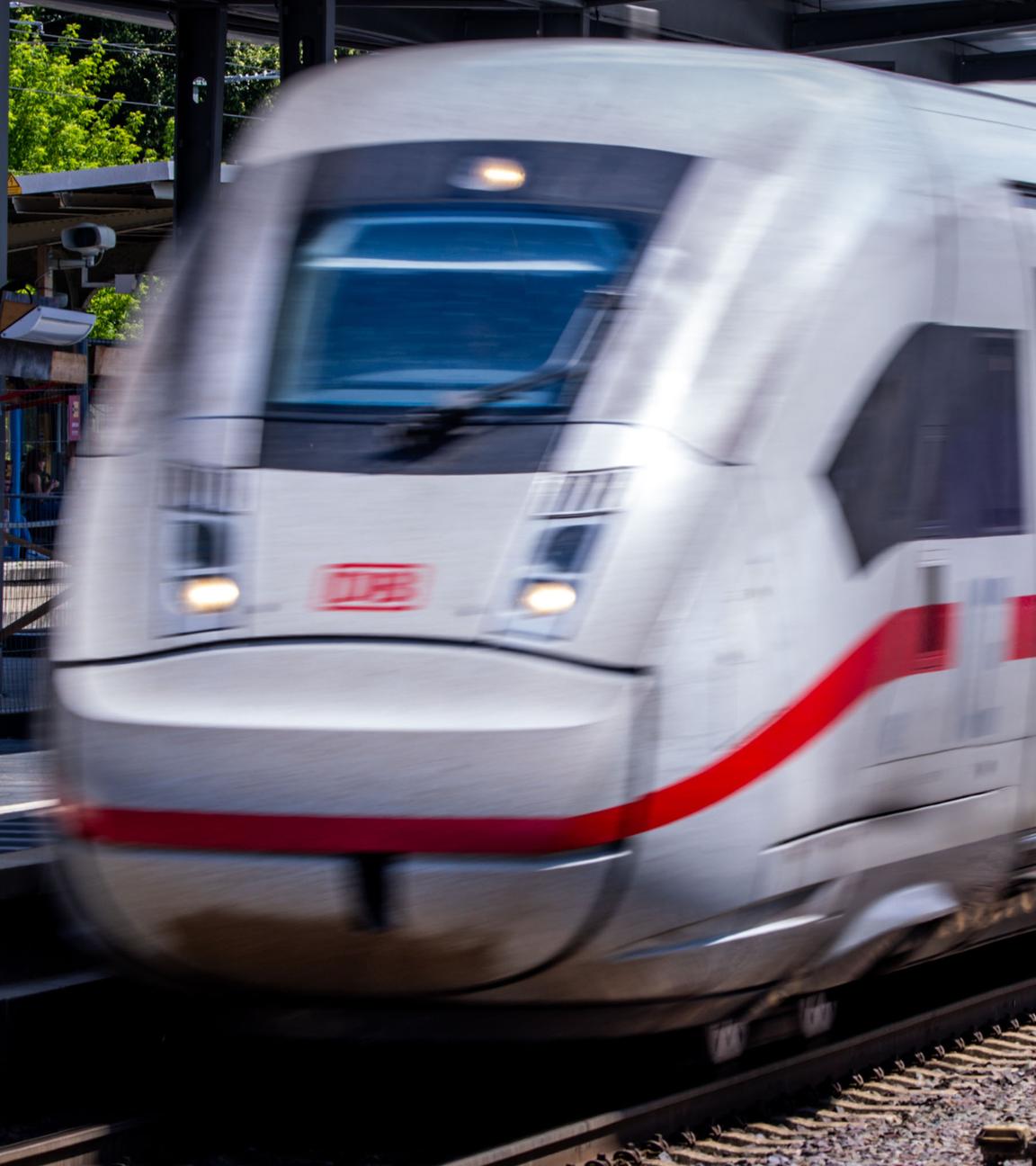 Ein ICE fährt ohne Halt durch den Bahnhof.