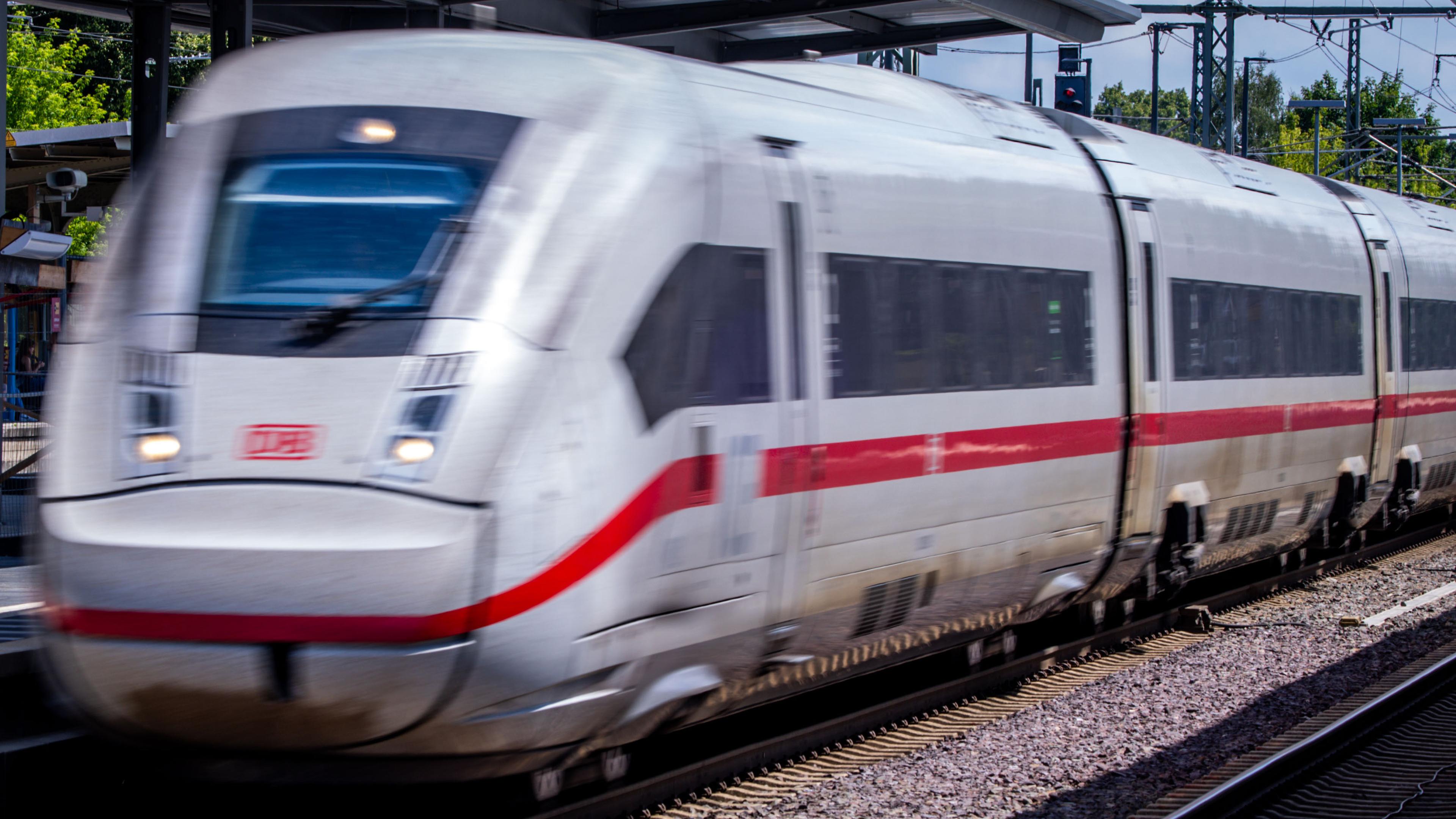 Ein ICE fährt ohne Halt durch den Bahnhof.