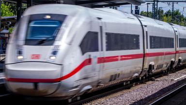 Ein ICE fährt ohne Halt durch den Bahnhof.