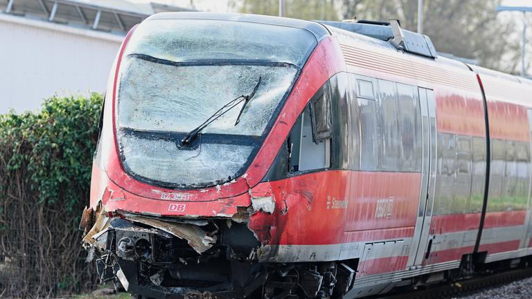 Regionalzug kracht in Autotransporter