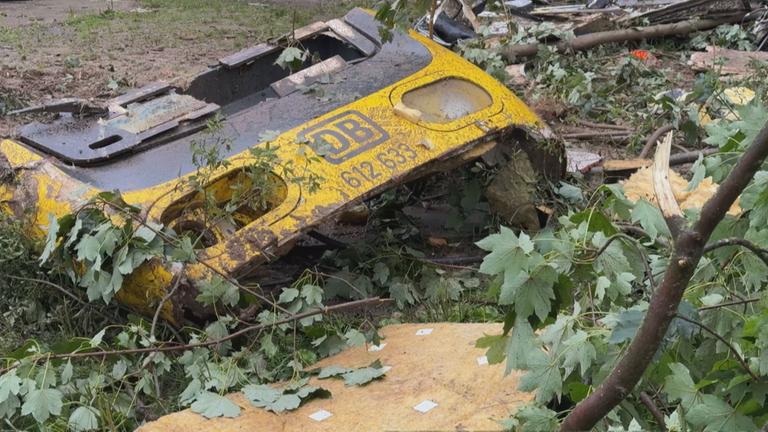 In der Nähe von Biberach ist ein Regionalzug schwer verunglückt. Offenbar nach einer Schlammlawine war der Zug zwischen den Ortschaften Zell und Zwiefaltendorf entgleist, Waggons stürzten um und verkeilten sich zum Teil kopfüber in der Böschung.