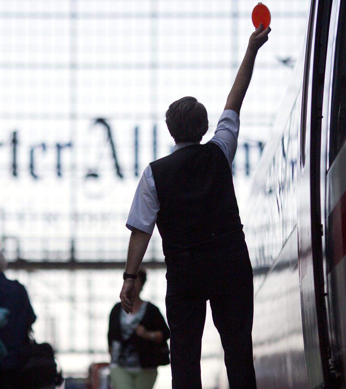Archiv: Ein Zugbegleiter der Deutschen Bahn in Frankfurt.