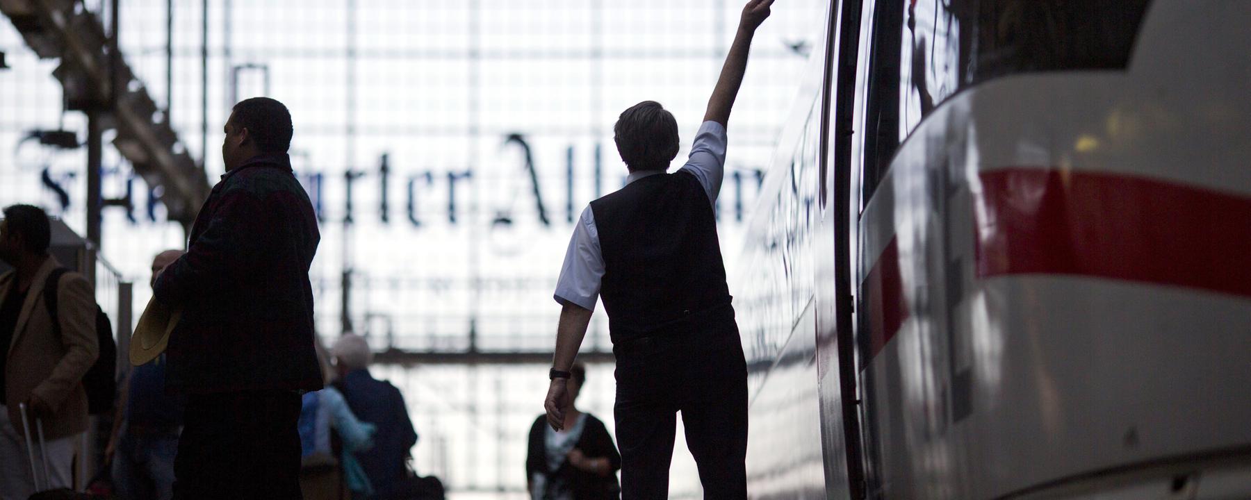 Archiv: Ein Zugbegleiter der Deutschen Bahn in Frankfurt.