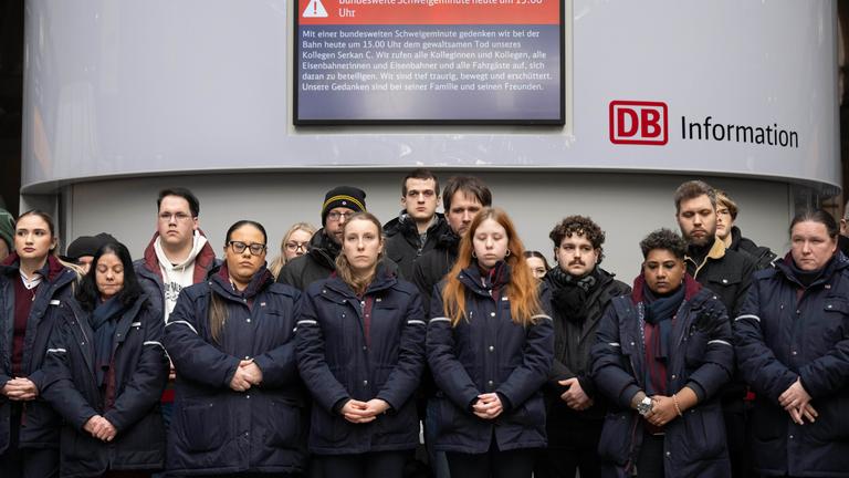 Nach dem Angriff auf einen Zugbegleiter bei einer Ticketkontrolle in der Nähe des Bahnhofs Landstuhl ist der Mann nach Angaben der Deutschen Bahn an seinen Verletzungen gestorben.