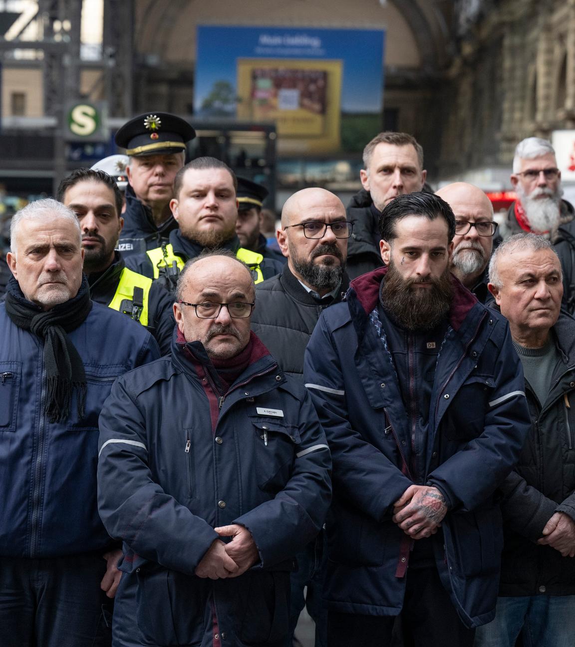 Bahn-Mitarbeiter und Bundespolizisten gedenken des bei nach einem Angriff verstorbenen Zugbegleiters. Der Mann war bei einem Angriff während einer Fahrkartenkontrolle lebensgefährlich verletzt worden.