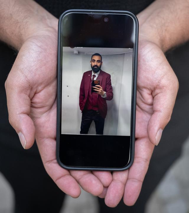 Mannheim: Eray Calar zeigt auf seinem Handy ein Foto seines getöteten Bruders Serkan Calar.