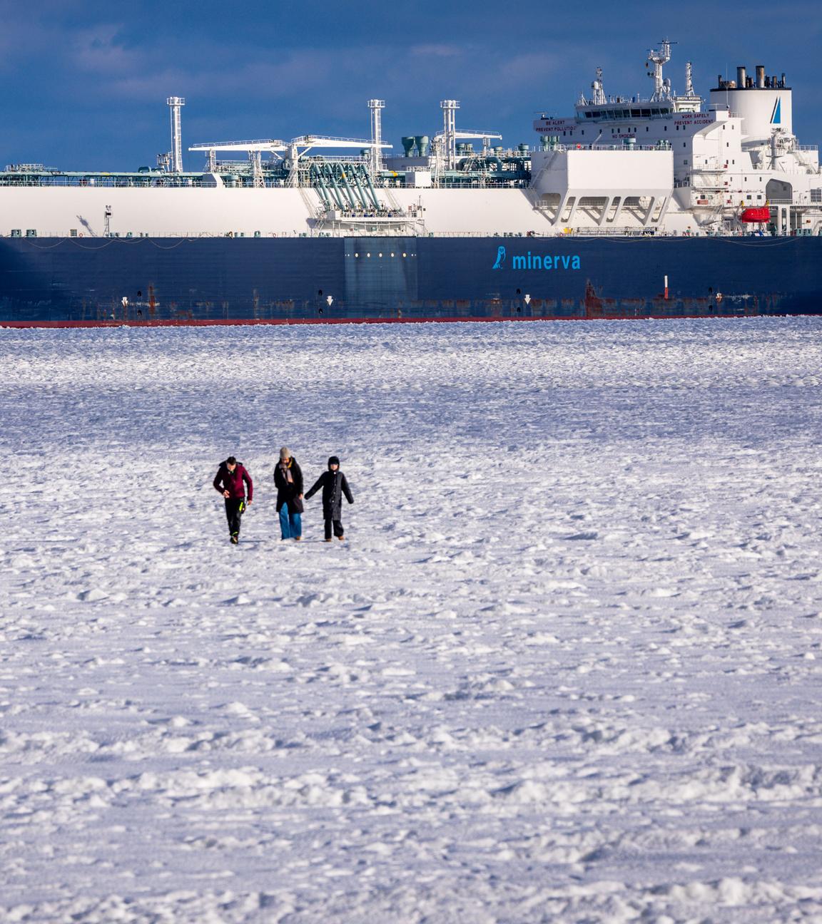 Man sieht die zugefrorene Ostsee und den eingefrorenen Tanker