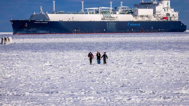 Man sieht die zugefrorene Ostsee und den eingefrorenen Tanker