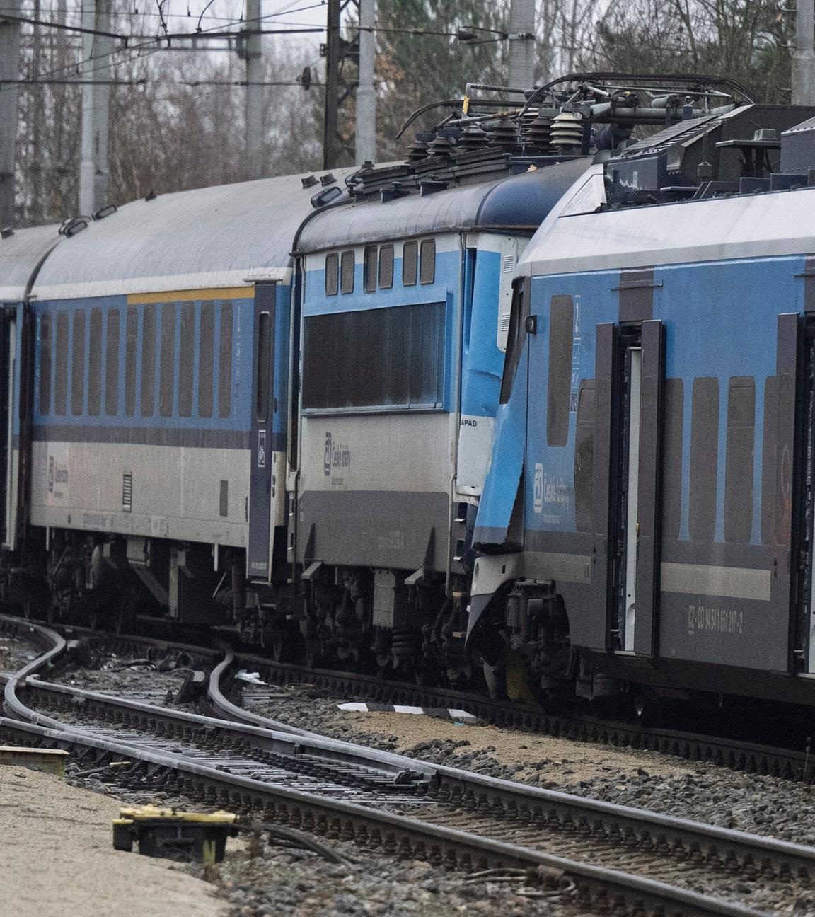 Tschechien, Zliv: Blick auf die Unglücksstelle nach der Kollision eines Schnellzuges mit einem Personenzug auf der Strecke zwischen den Orten Zliv und Divcice bei Ceske Budejovice (Budweis).