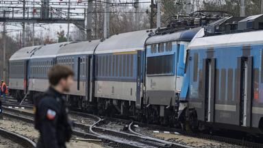 Tschechien, Zliv: Blick auf die Unglücksstelle nach der Kollision eines Schnellzuges mit einem Personenzug auf der Strecke zwischen den Orten Zliv und Divcice bei Ceske Budejovice (Budweis).