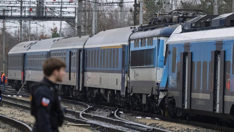 Tschechien, Zliv: Blick auf die Unglücksstelle nach der Kollision eines Schnellzuges mit einem Personenzug auf der Strecke zwischen den Orten Zliv und Divcice bei Ceske Budejovice (Budweis).