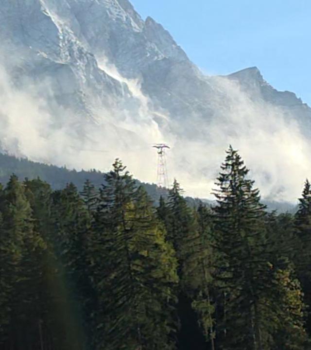 Eine große Staubwolke ist an der Zugspitze zu sehen, nachdem sich am Grenzkamm mehrere Kubikmeter Felsen gelöst haben.