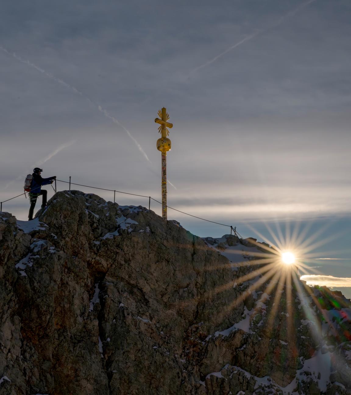 Man sieht die Spitze des Berges und das Gipfelkreuz