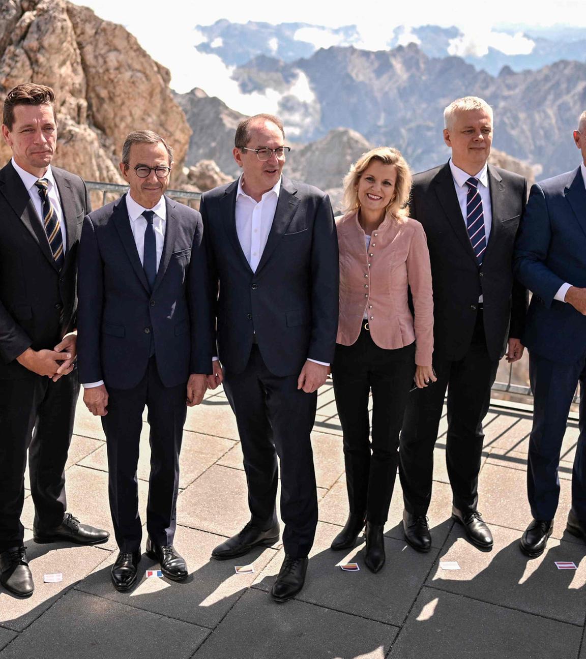 (Von links nach rechts) EU-Kommissar für Inneres und Migration Magnus Brunner, der dänische Minister für Ausländer- und Integrationsangelegenheiten Kaare Dybvad, der französische Innenminister Bruno Retailleau, der deutsche Innenminister Alexander Dobrindt, die deutsche parlamentarische Staatssekretärin Daniela Ludwig, der polnische Innenminister Tomasz Siemoniak, der österreichische Innenminister Gerhard Karner und der tschechische Innenminister Vit Rakusan posieren für ein Gruppenfoto zu Beginn des Treffens zur Migrationspolitik auf der Zugspitze in Grainau bei Garmisch-Partenkirchen, Süddeutschland, am 18. Juli 2025.
