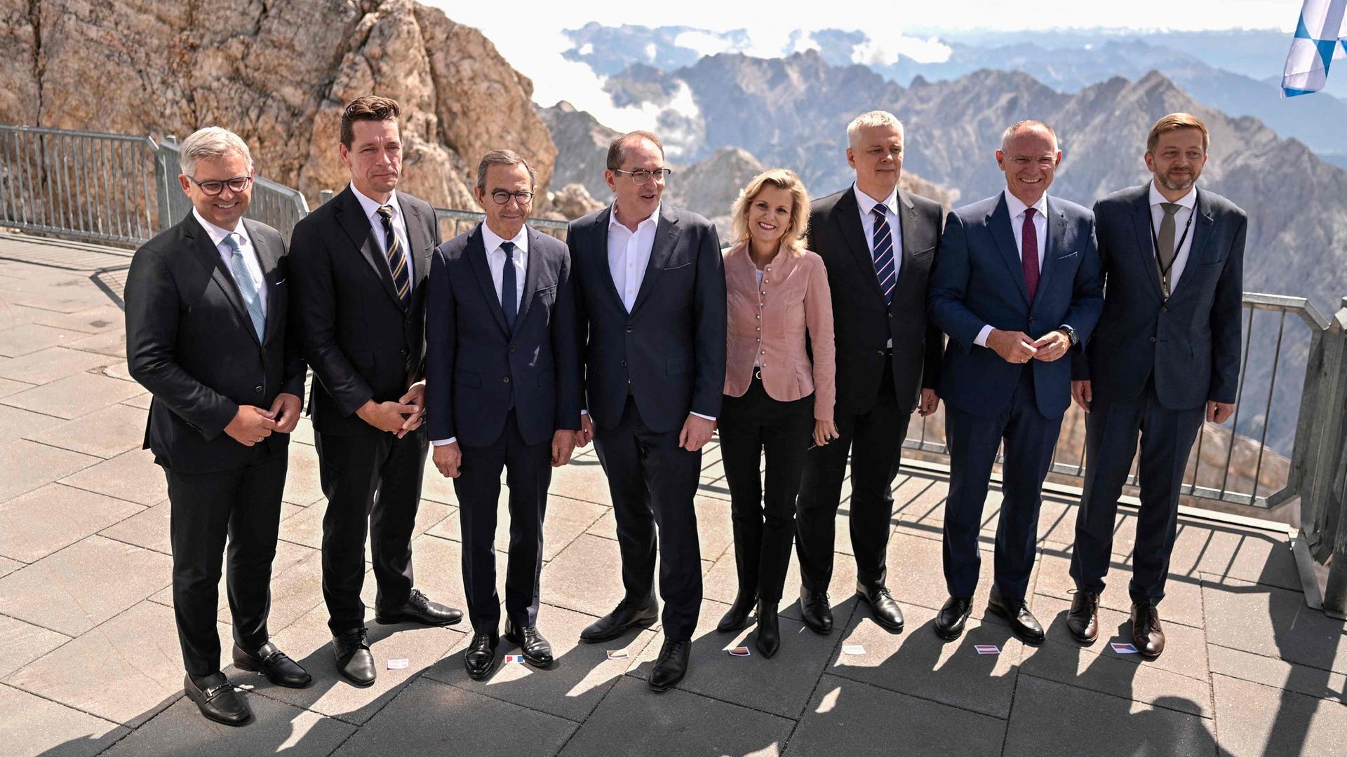 (Von links nach rechts) EU-Kommissar für Inneres und Migration Magnus Brunner, der dänische Minister für Ausländer- und Integrationsangelegenheiten Kaare Dybvad, der französische Innenminister Bruno Retailleau, der deutsche Innenminister Alexander Dobrindt, die deutsche parlamentarische Staatssekretärin Daniela Ludwig, der polnische Innenminister Tomasz Siemoniak, der österreichische Innenminister Gerhard Karner und der tschechische Innenminister Vit Rakusan posieren für ein Gruppenfoto zu Beginn des Treffens zur Migrationspolitik auf der Zugspitze in Grainau bei Garmisch-Partenkirchen, Süddeutschland, am 18. Juli 2025.