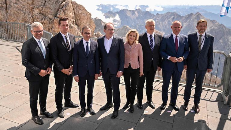 (Von links nach rechts) EU-Kommissar für Inneres und Migration Magnus Brunner, der dänische Minister für Ausländer- und Integrationsangelegenheiten Kaare Dybvad, der französische Innenminister Bruno Retailleau, der deutsche Innenminister Alexander Dobrindt, die deutsche parlamentarische Staatssekretärin Daniela Ludwig, der polnische Innenminister Tomasz Siemoniak, der österreichische Innenminister Gerhard Karner und der tschechische Innenminister Vit Rakusan posieren für ein Gruppenfoto zu Beginn des Treffens zur Migrationspolitik auf der Zugspitze in Grainau bei Garmisch-Partenkirchen, Süddeutschland, am 18. Juli 2025.