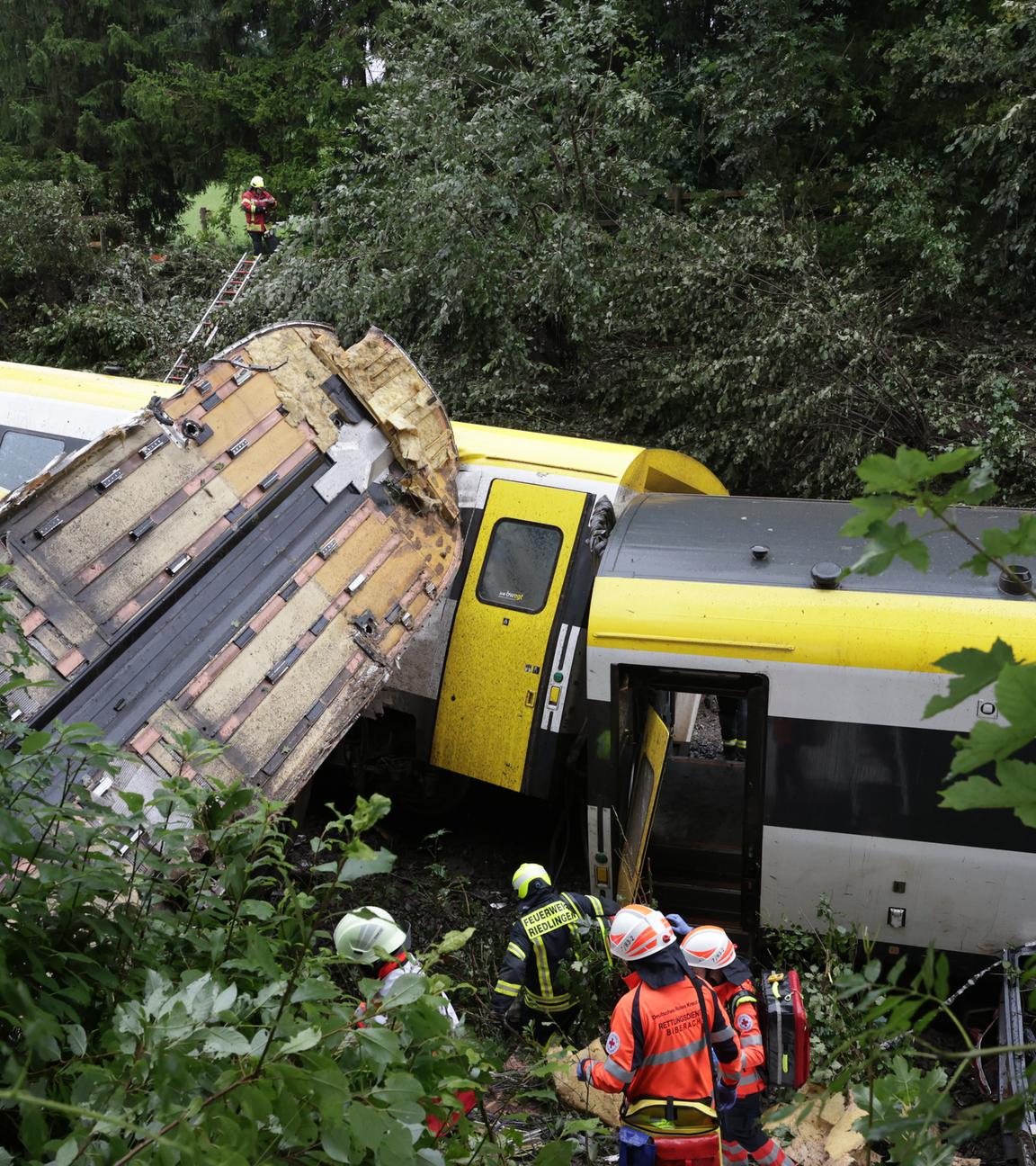 Baden-Württemberg, Riedlingen: Rettungskräfte suchen in einem entgleisten Zug nach Fahrgästen. Der Personenzug ist im Kreis Biberach zwischen den Ortsteilen Zweifaltendorf und Zell entgleist. 