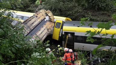 Baden-Württemberg, Riedlingen: Rettungskräfte suchen in einem entgleisten Zug nach Fahrgästen. Der Personenzug ist im Kreis Biberach zwischen den Ortsteilen Zweifaltendorf und Zell entgleist. 