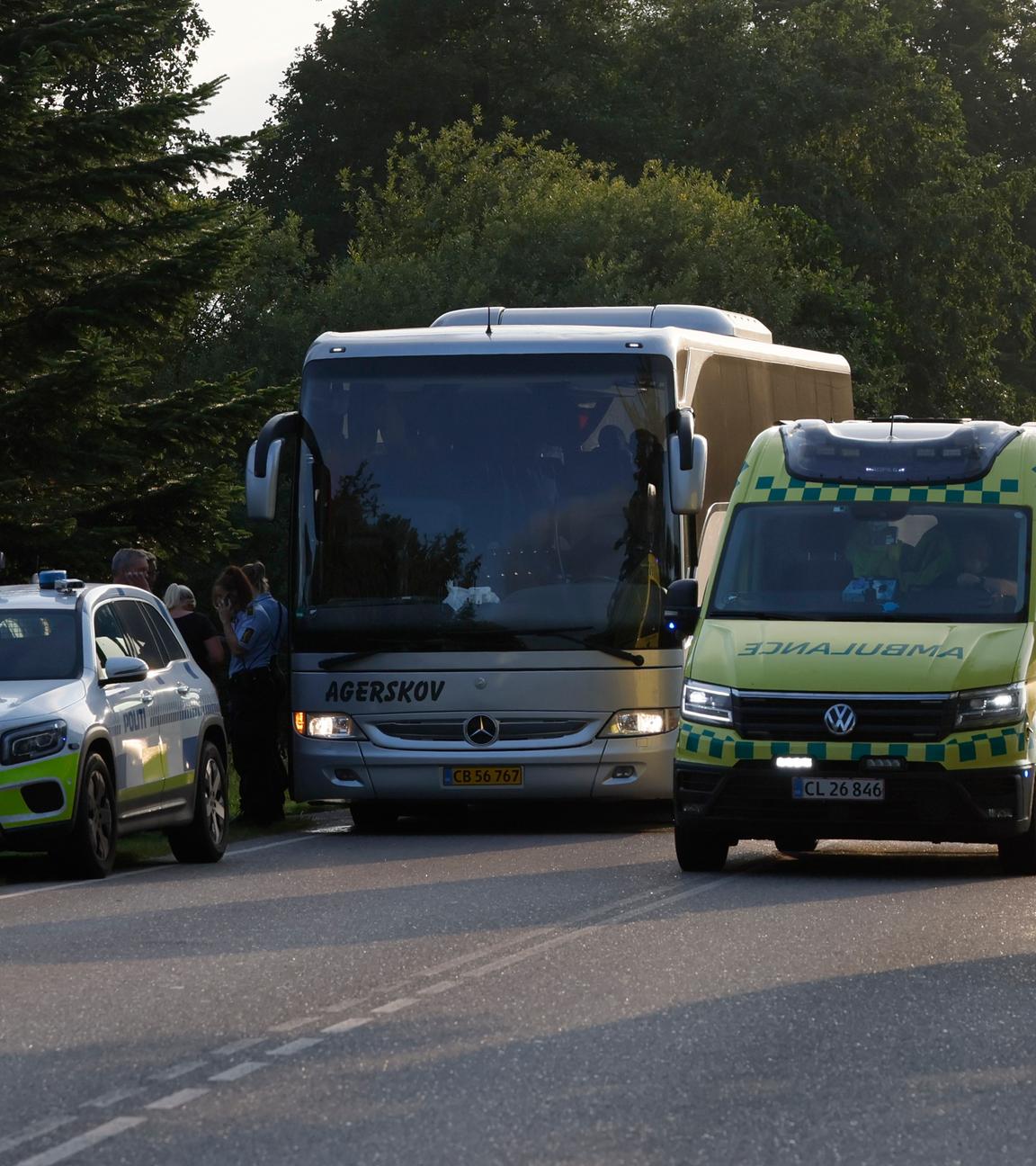 Ein Krankenwagen trifft an dem Ort des Zugunglücks in Bjerndrup Dänemark ein.