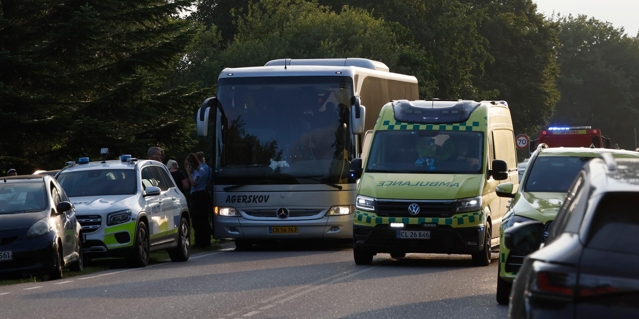 Ein Krankenwagen trifft an dem Ort des Zugunglücks in Bjerndrup Dänemark ein.