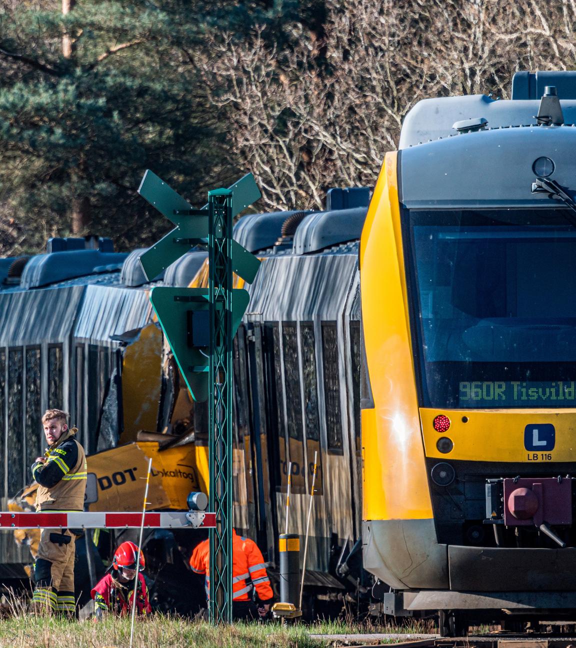 Rettungskräfte sind an der Unfallstelle im Einsatz nachdem zwei Züge auf der Bahnstrecke zusammengestoßen sind. 