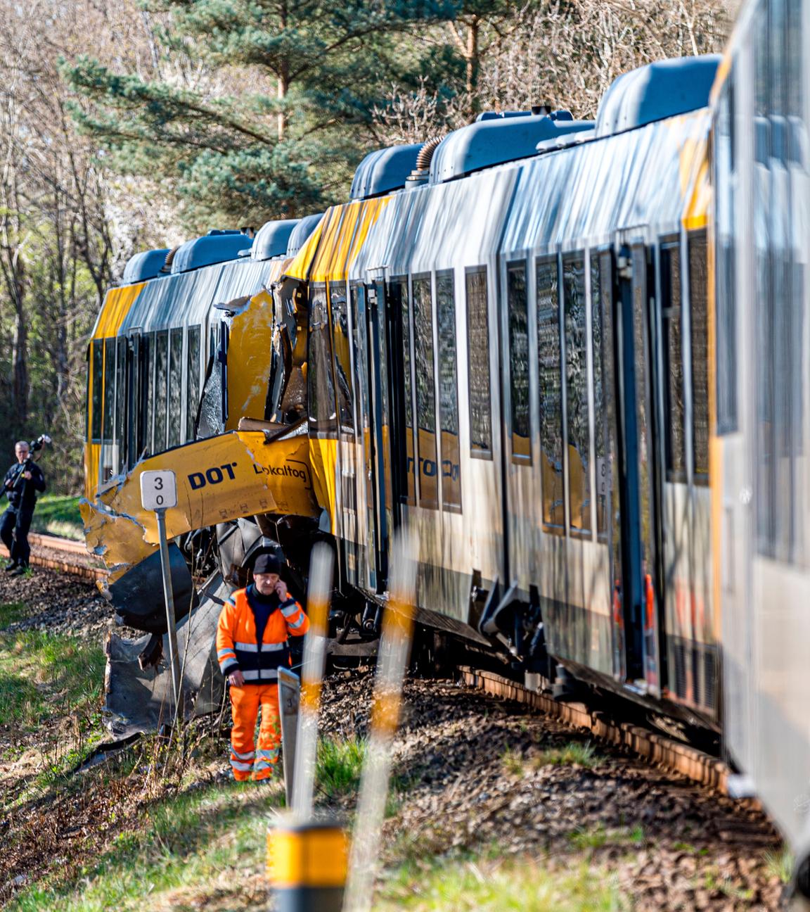 Rettungskräfte sind an der Unfallstelle im Einsatz nachdem zwei Züge am Morgen auf der Bahnstrecke zwischen Hillerød und Kagerup, nördlich von Kopenhagen, zusammengestoßen sind.