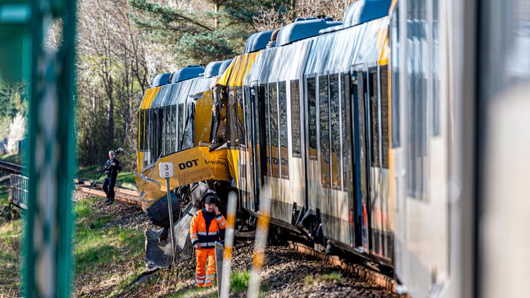 Rettungskräfte sind an der Unfallstelle im Einsatz nachdem zwei Züge am Morgen auf der Bahnstrecke zwischen Hillerød und Kagerup, nördlich von Kopenhagen, zusammengestoßen sind.