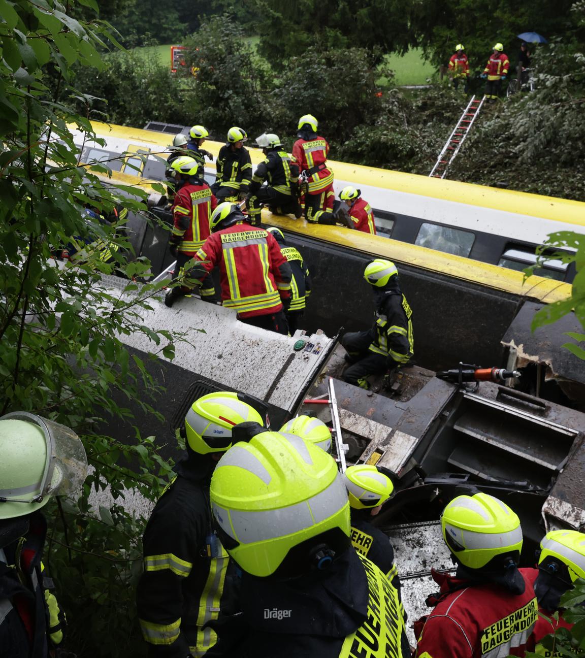 Baden-Württemberg, Riedlingen: Rettungskräfte suchen in einem entgleisten Zug nach Fahrgästen. Der Personenzug ist im Kreis Biberach zwischen den Ortsteilen Zweifaltendorf und Zell entgleist.