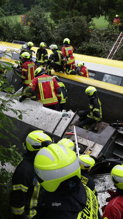 Baden-Württemberg, Riedlingen: Rettungskräfte suchen in einem entgleisten Zug nach Fahrgästen. Der Personenzug ist im Kreis Biberach zwischen den Ortsteilen Zweifaltendorf und Zell entgleist.