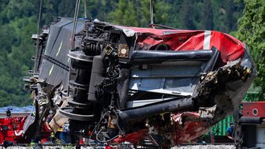 Die Rettungskräfte haben nach einem schweren Zugunglück einen der Waggons angehoben.